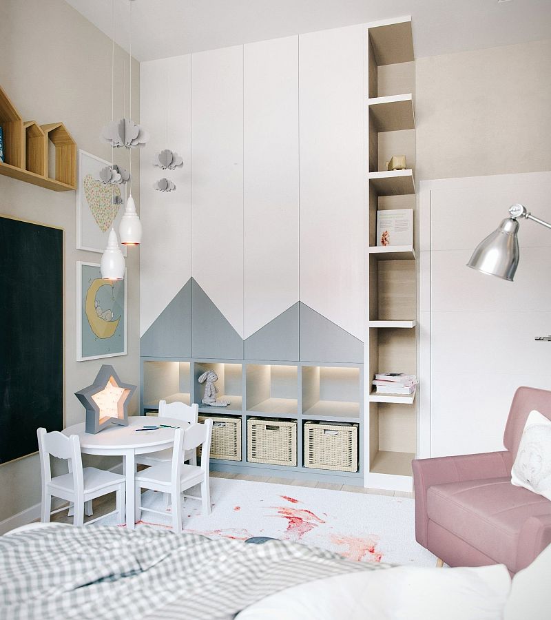 Шкаф для детской с серо-голубыми вставками на фасадах, нишами с подсветкой и открытыми боковыми полками