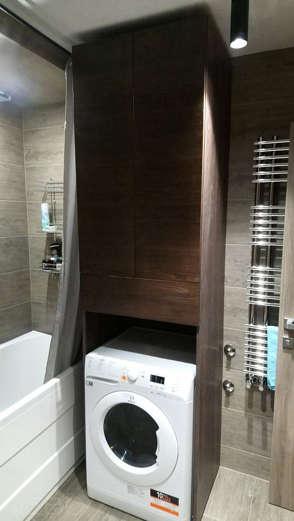 Шкаф под стиральную машину до потолка с фасадами из шпона в ванной