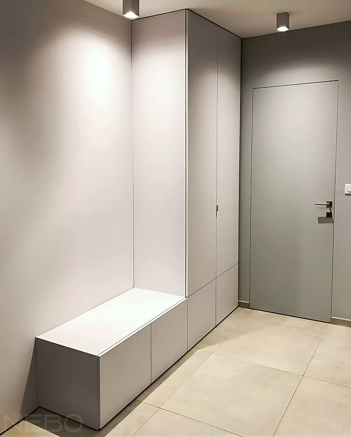 Прихожая с распашным шкафом до потолка и напольной тумбой для обуви