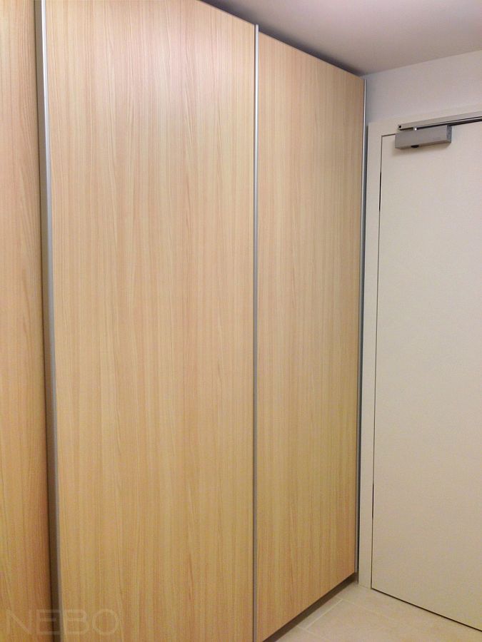 Шкаф-купе Hettich с тремя раздвижными дверями до потолка с заполнением из ЛДСП под светлое дерево