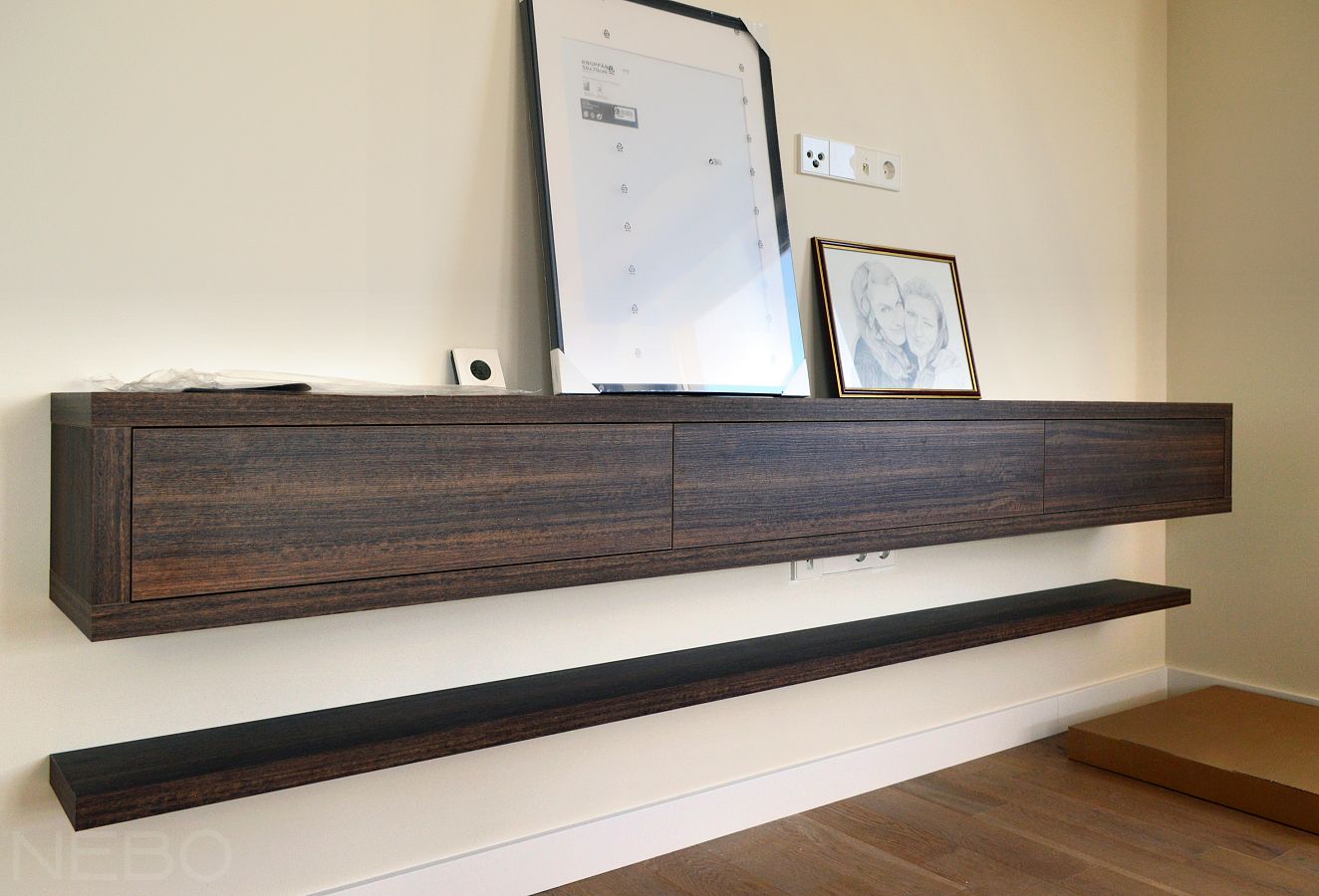 Длинная и узкая подвесная консоль и полка под телевизор в шпоне