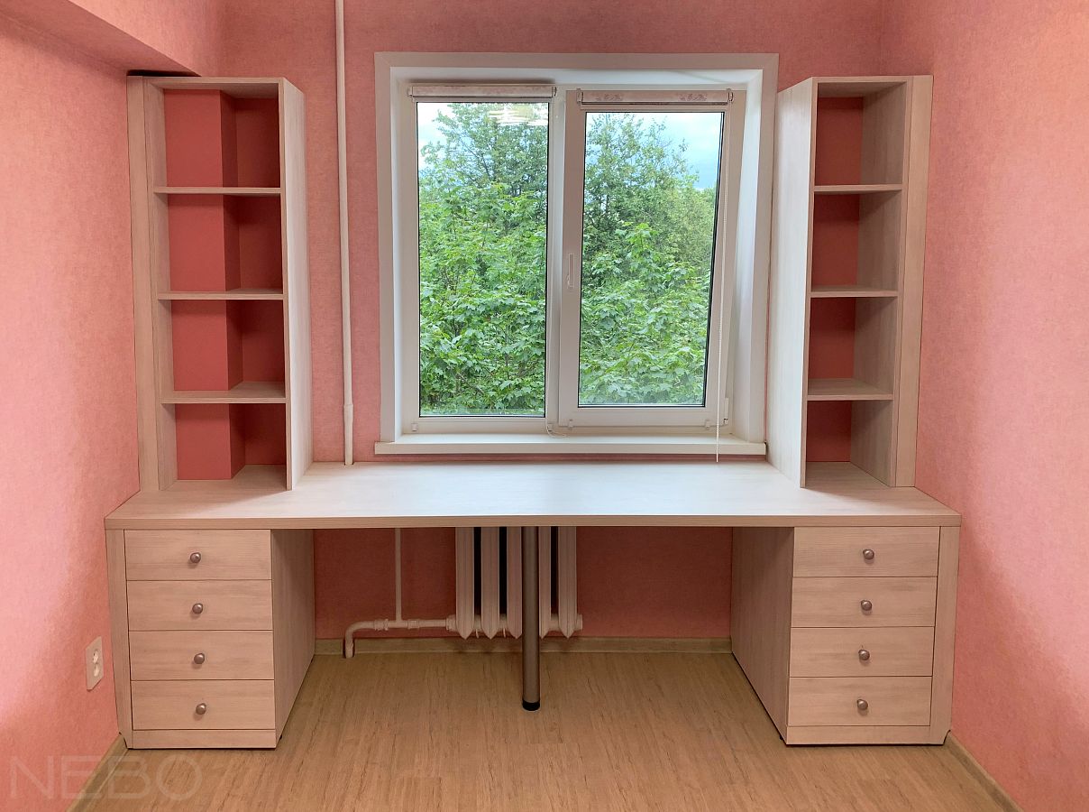 Двухместный письменный стол со стеллажами у окна в детской комнате