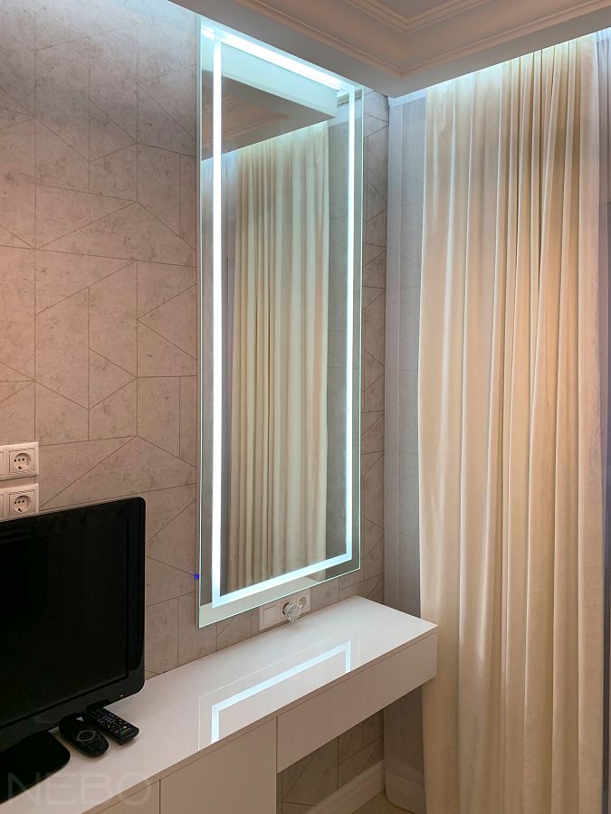 Туалетный столик с зеркалом с фронтальной подсветкой