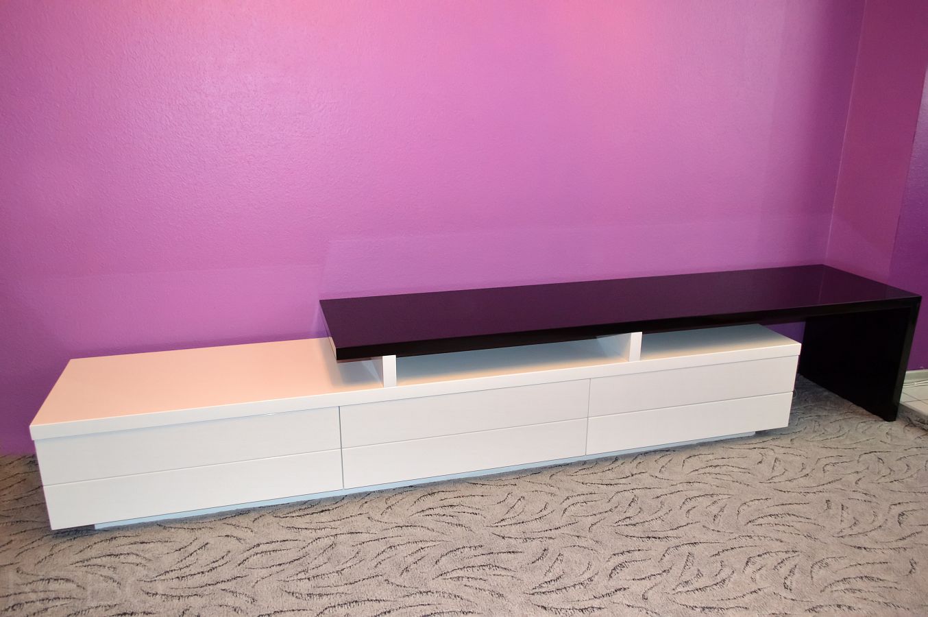 Длинная многоуровневая тумба под телевизор с функцией комода в гостиную комнату