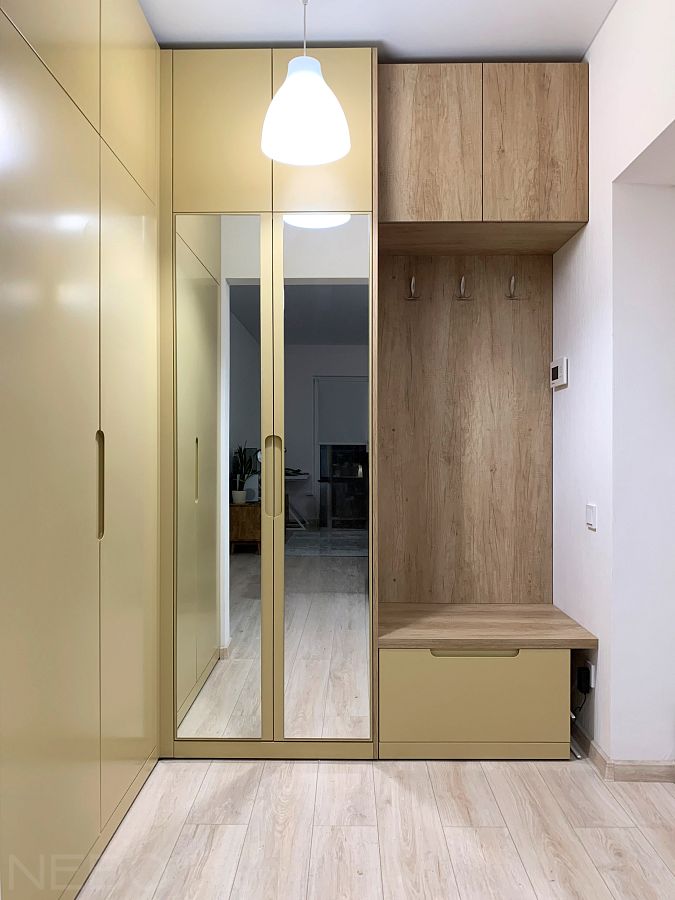 Мебель в прихожую с угловым шкафом с зеркальными фасадами, вешалками, обувницей и антресолью