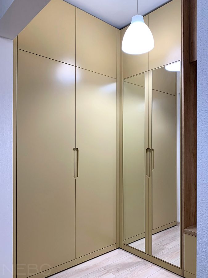Угловой встроенный шкаф для одежды с распашными дверями, антресолью и зеркалами в прихожую