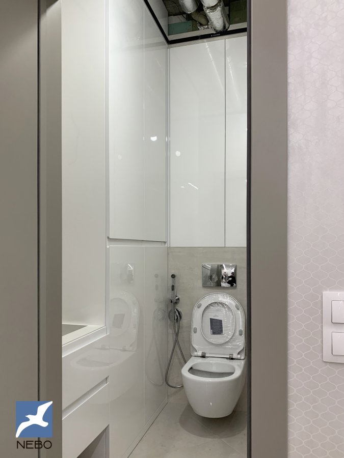 Какие двери нежелательно устанавливать в ванной и туалете?