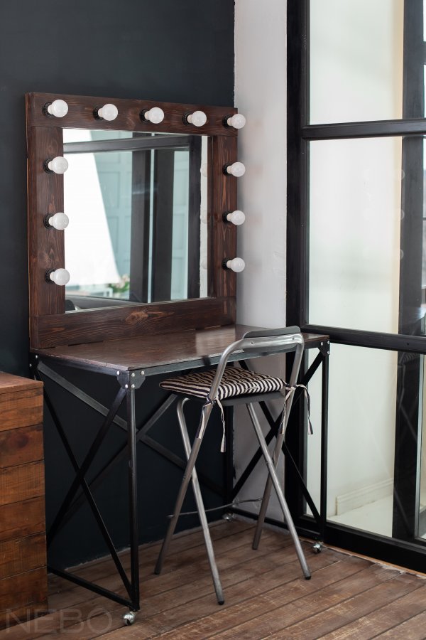 Гримерное зеркало для макияжа со столиком на металлических ножках - на .