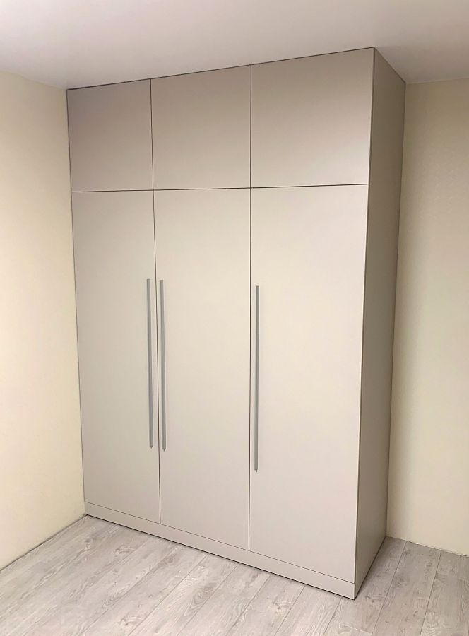 Современный шкаф в спальню до потолка с фасадами из МДФ крашеного и профильными ручками