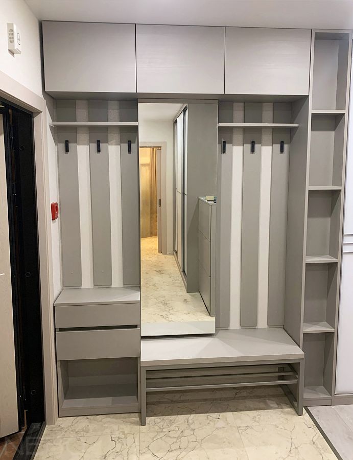 Прихожая со шкафом, обувницей-сиденьем, вешалками для одежды, антресолями, тумбой и полками