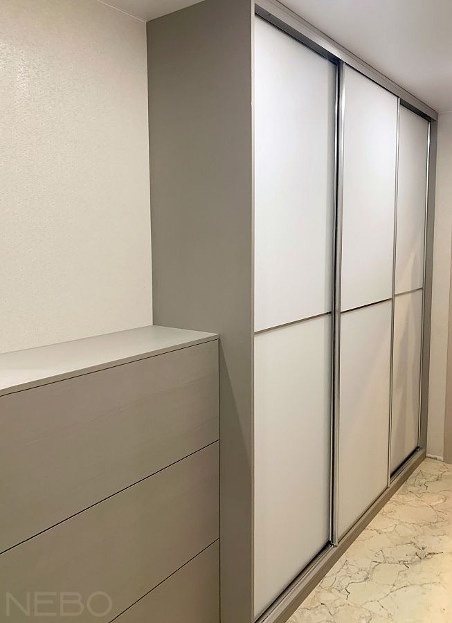 Прихожая со шкафом-купе и большой тумбой для обуви