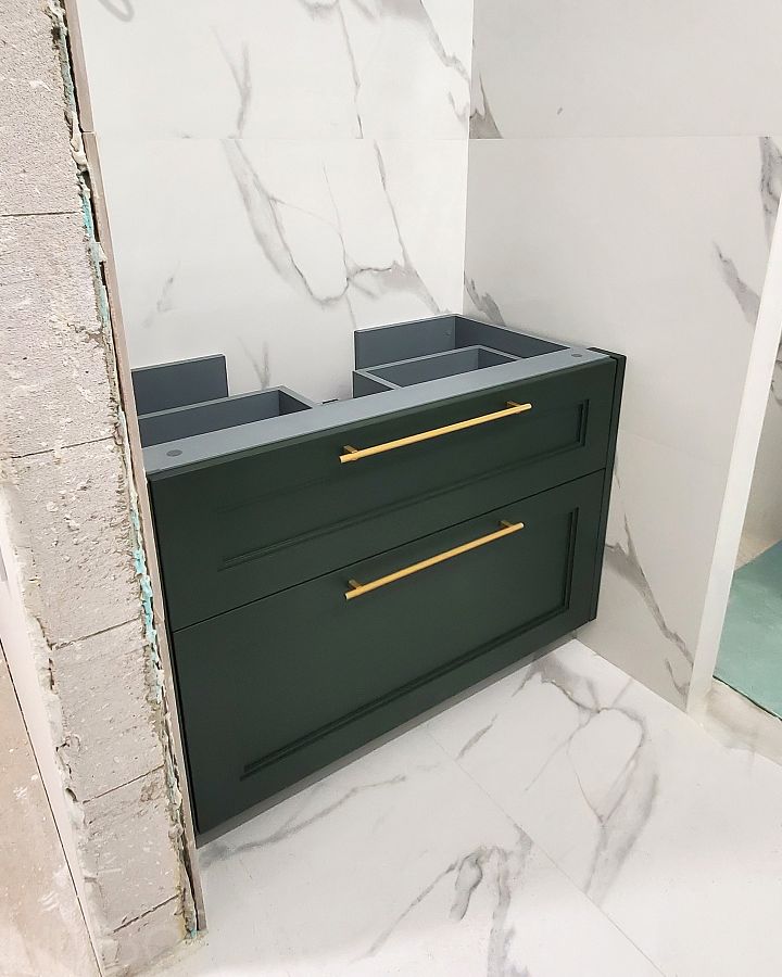 Напольная тумба под раковину темно-зеленого цвета с классическими фасадами и ручками под золото