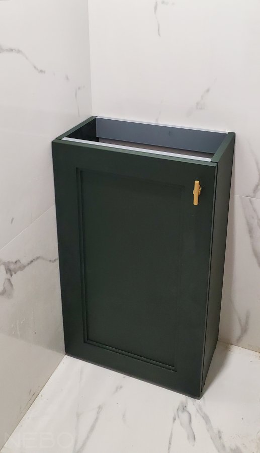 Тумба для санузла из МДФ крашеного в темно-зеленом RAL 6009 цвете с ручками под золото