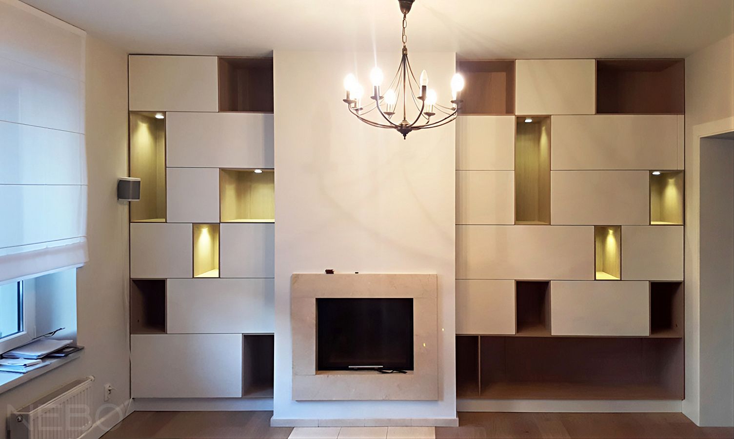 Встроенная мебель для гостиной у декоративного камина с закрытыми полками и нишами с подсветкой