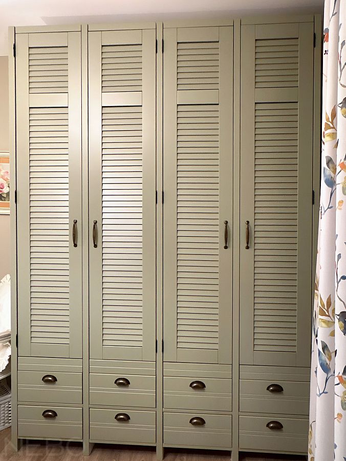 Распашной корпусный шкаф с жалюзийными фасадами из МДФ крашеного до потолка