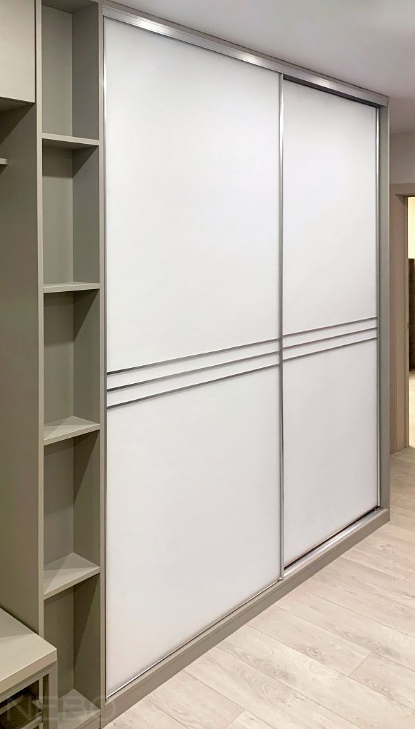 Встроенный шкаф-купе в прихожую с двумя раздвижными дверями из ЛДСП и открытыми полками слева