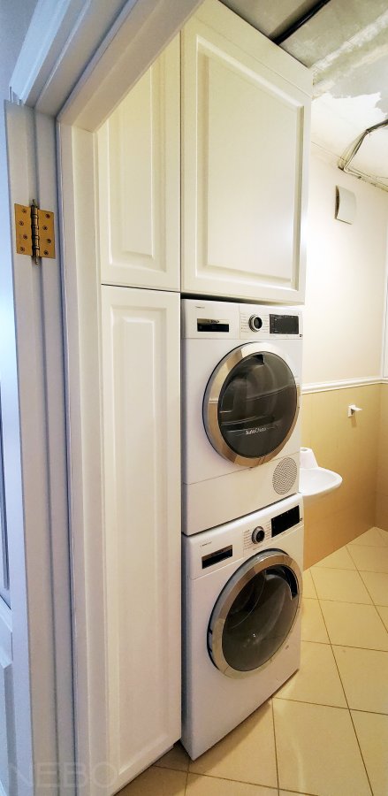 Белый встроенный шкаф под стиральную и сушильную машину с классическими .