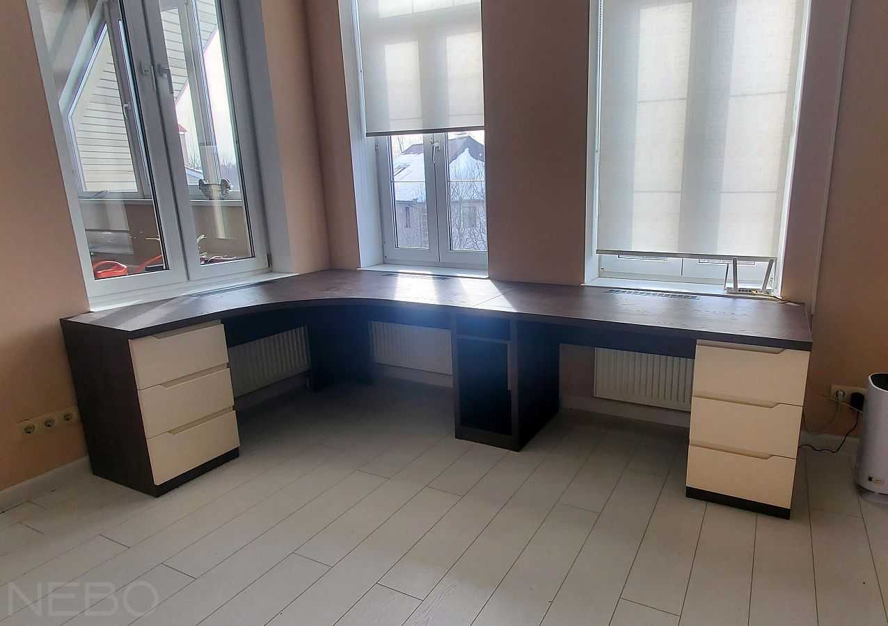 Большой угловой двухместный компьютерный стол с решетками для радиаторов в столешнице в детскую комнату на втором этаже частного дома