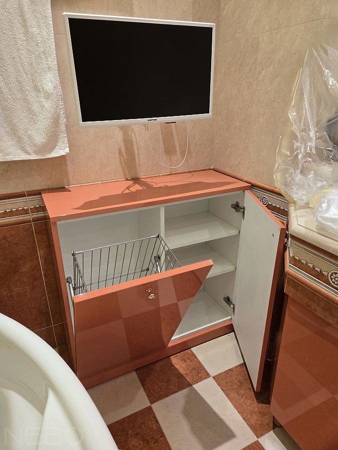 Напольная тумба в ванную с высокой откидной корзиной для белья и полками для хранения