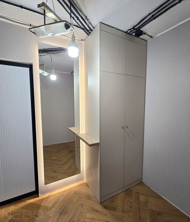 Прихожая с двухдверным шкафом, зеркалом с парящей подсветкой и подвесной полкой