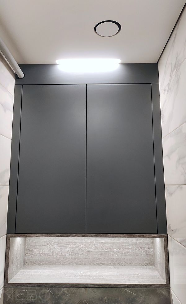 Встроенный серый шкаф со съемной задней стенкой для доступа к счетчикам и нишей с подсветкой