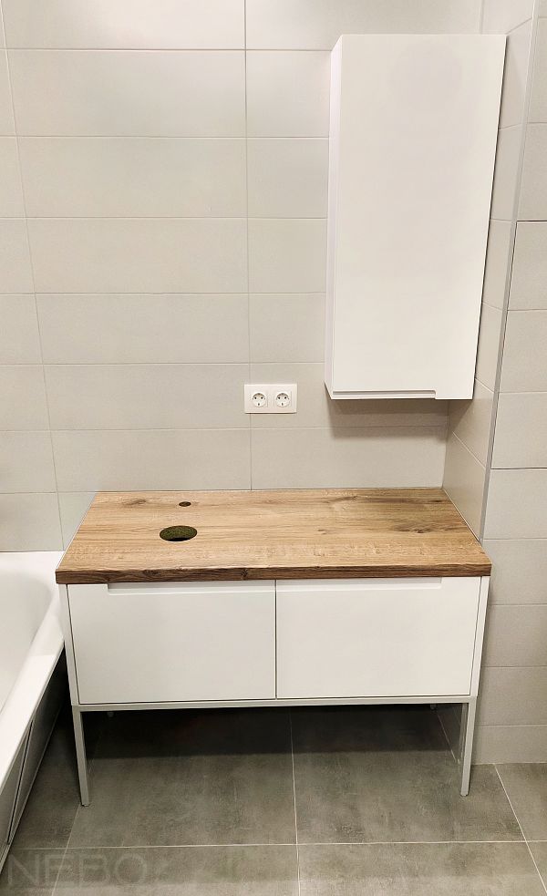 Белая напольная тумба со столешницей под дерево и навесной шкафчик для ванной