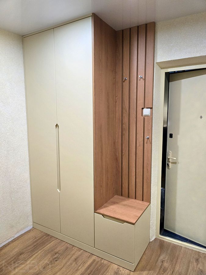 Прихожая мебель со шкафом до потолка, вешалкой с крючками из реек и тумбой-сиденьем