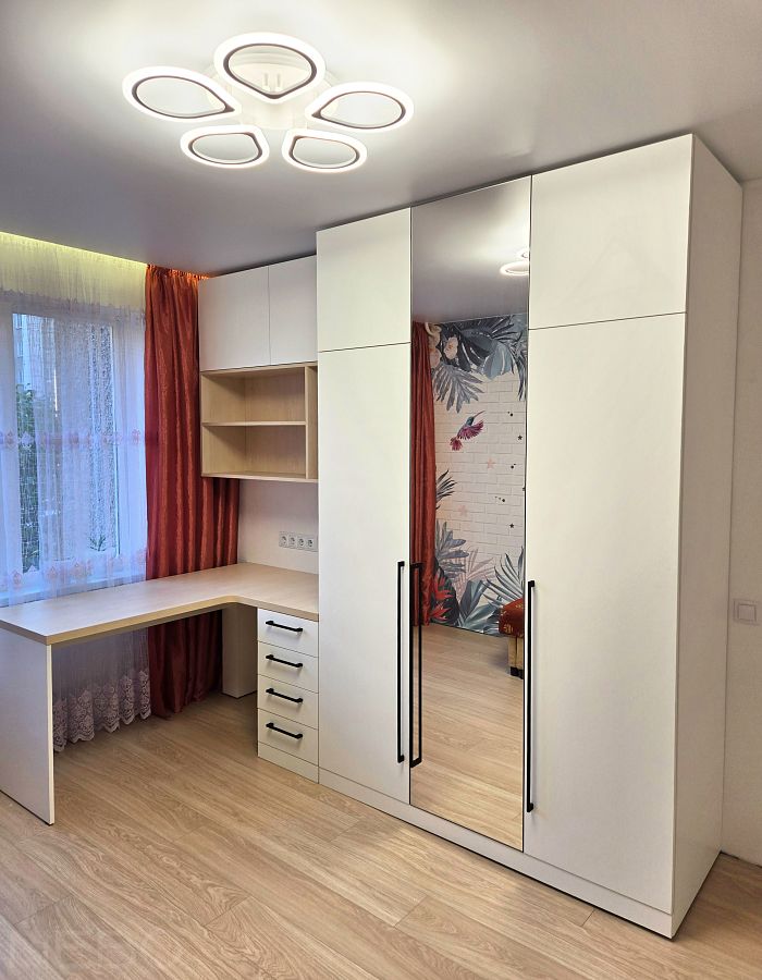 Мебель в комнату девочки-подростка со шкафом с зеркальной дверь, письменным столом и полками