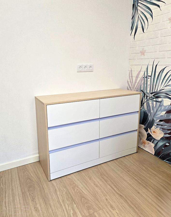 Комод с выдвижными ящиками в комнату девочки-подростка