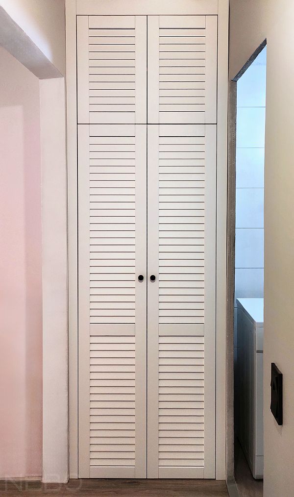 Встроенный в нишу жалюзийный шкаф для стиральной машины в коридоре прихожей