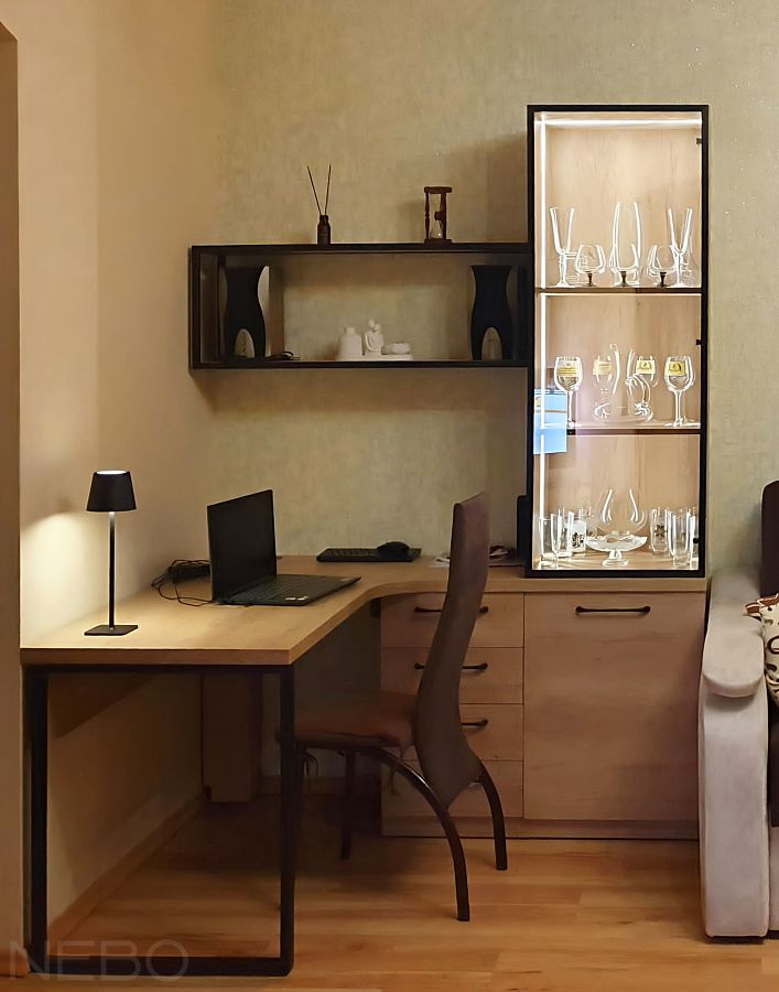 Угловой компьютерный стол с надстройкой-витриной с подсветкой в гостиную комнату