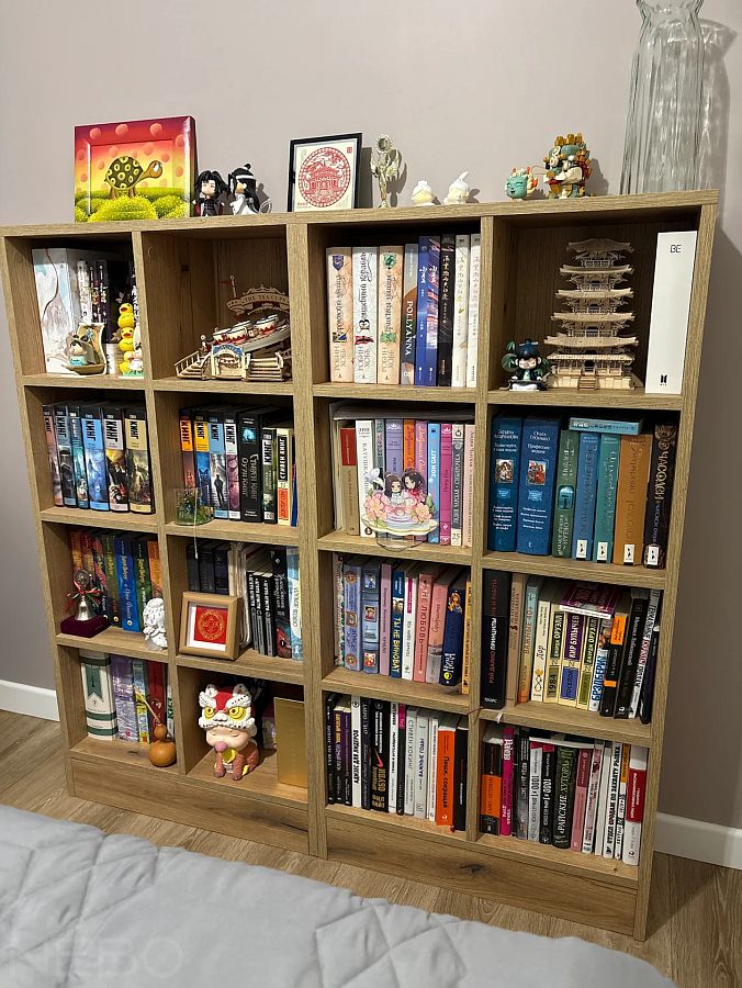 Два модульных стеллажа для книг в спальню напротив кровати
