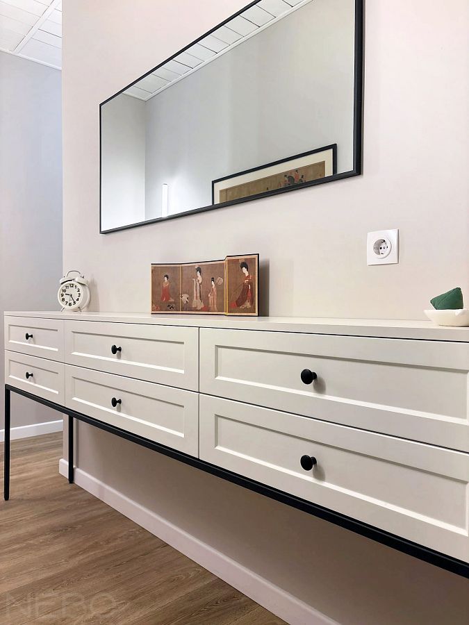 Длинный белый консольный столик с выдвижными ящиками в неоклассическом стиле в прихожую 