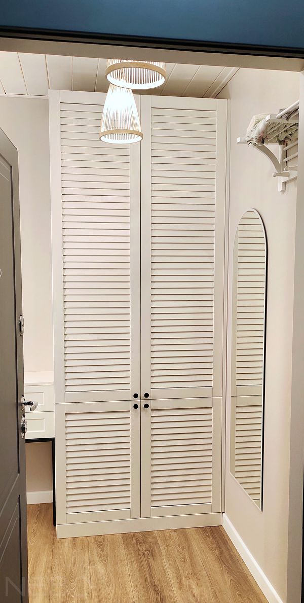 Белый жалюзийный шкаф в прихожую для одежды и скрытия электрощитка, розеток и Wi-Fi роутера