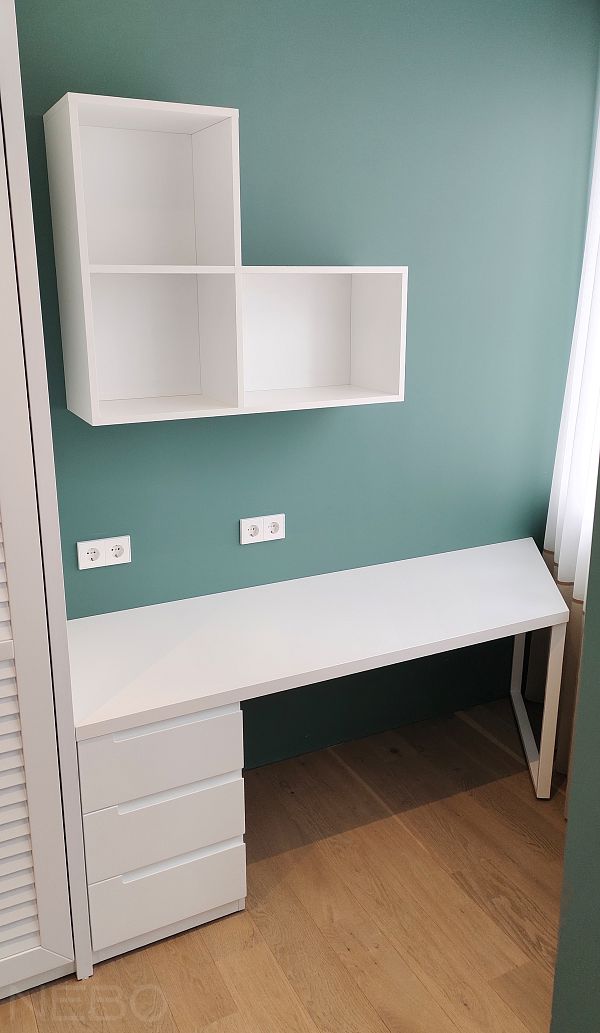 Белый письменный стол с навесной полкой в детскую комнату