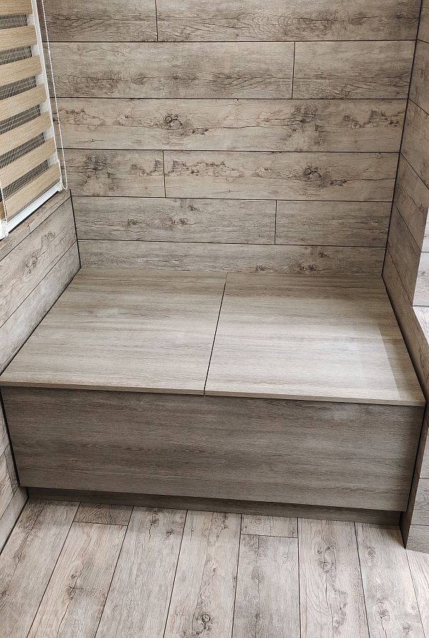 Глубокий ящик-сиденье на балкон с откидным верхом для хранения