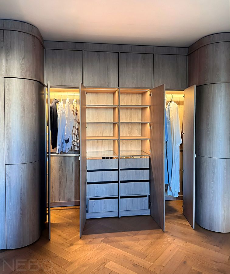 Большой шкаф во всю стену с радиусными боковыми фасадами в спальню