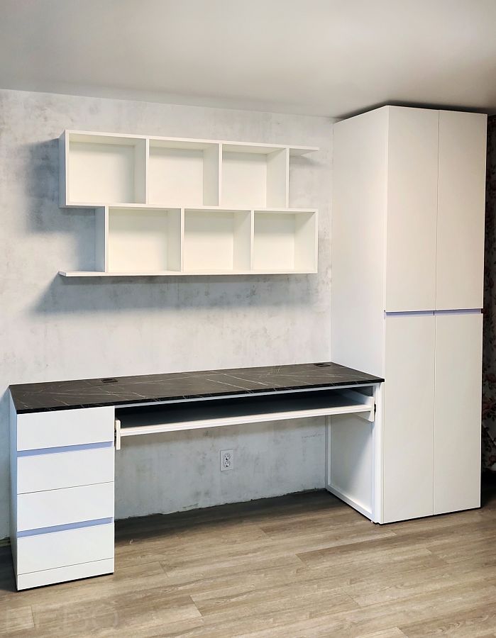 Белый стол для компьютера с темной столешницей, длинной выдвижной полкой, стеллажом и шкафом сбоку
