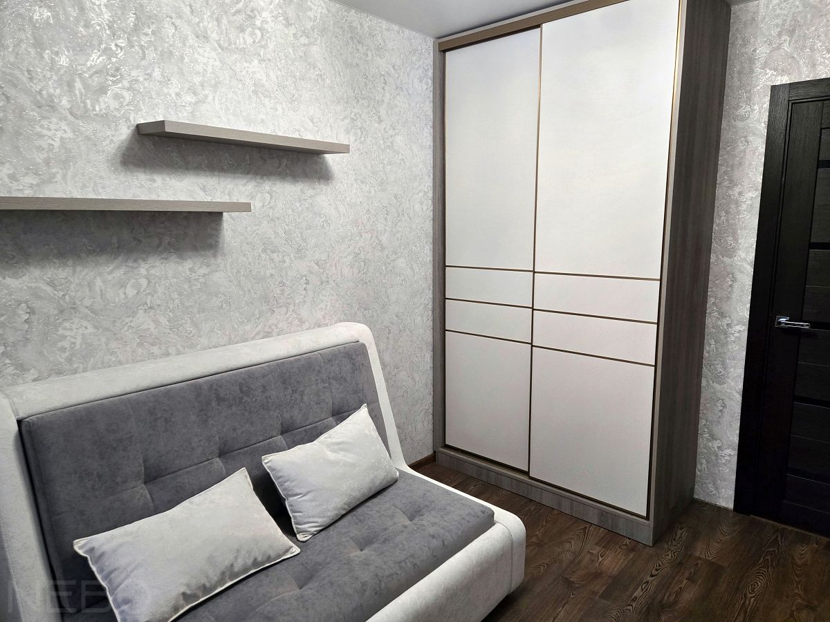 Двухдверный шкаф-купе до потолка с раздвижными дверями в профиле цвета латунь