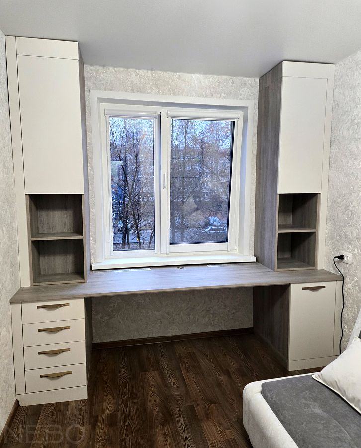 Компьютерный письменный стол на всю стену со шкафами слева и справа от окна в детскую комнату
