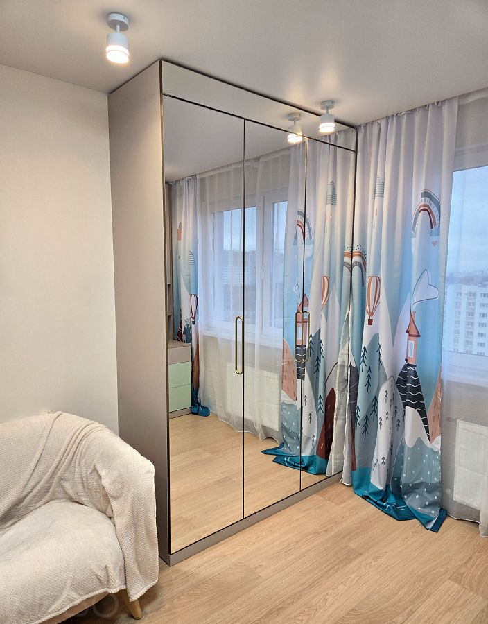 Зеркальный шкаф до потолка с золотыми ручками в детскую комнату