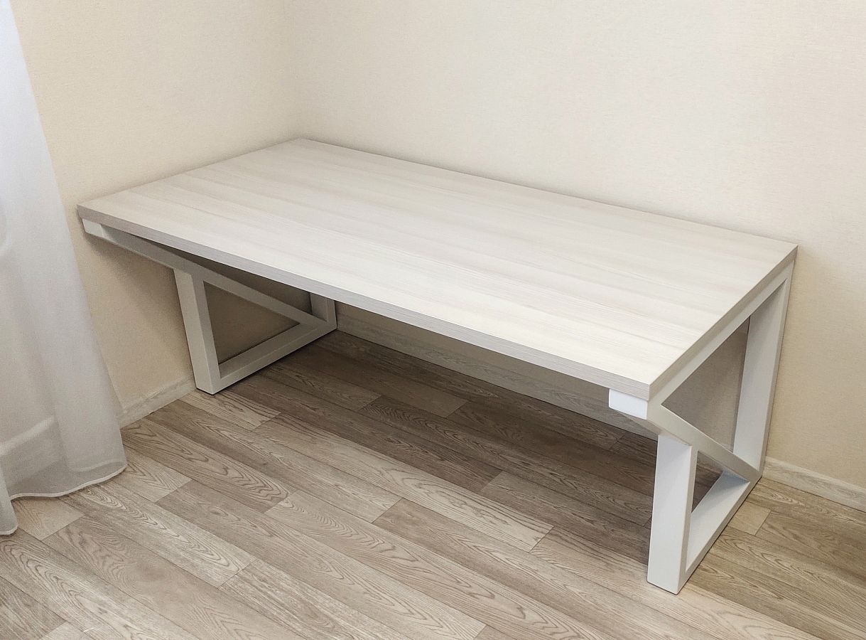 Глубокий невысокий письменный стол для творчества в гостиную