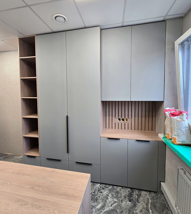 Шкаф-стеллаж до потолка с мини-кухней в современный офис