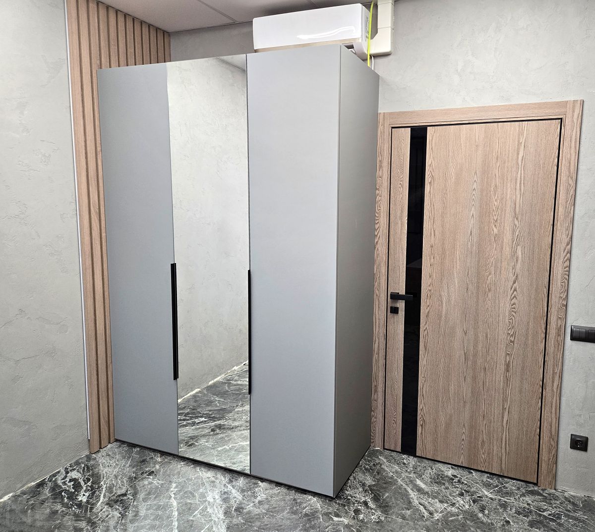 Шкаф с зеркалом для верхней одежды сотрудников в офисе возле входной двери