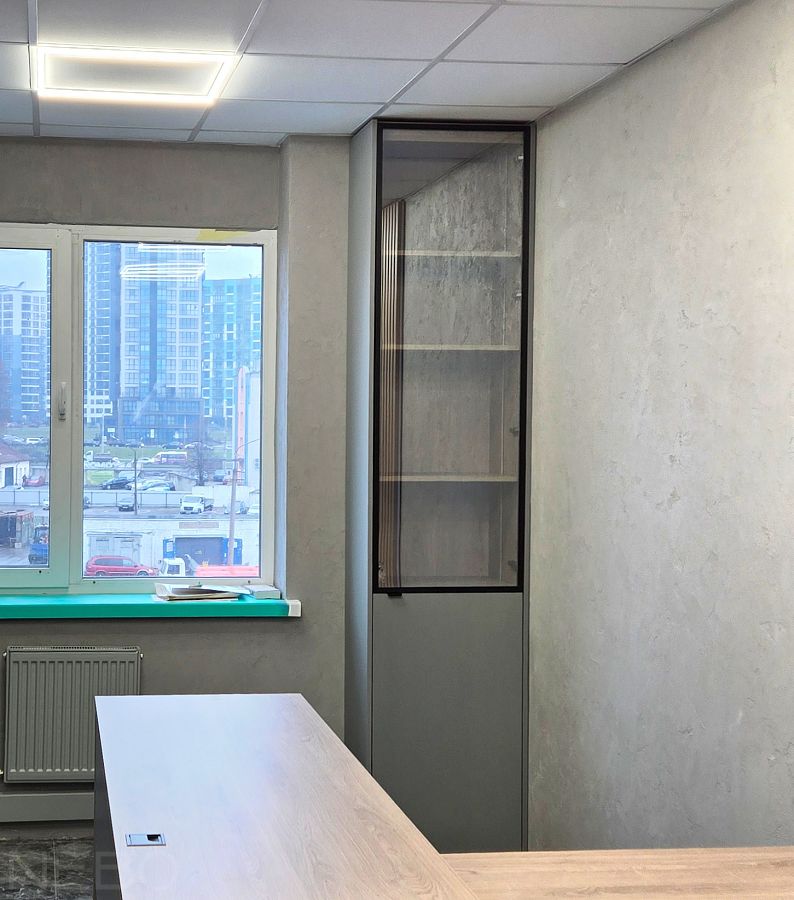 Шкаф-пенал до потолка с подсветкой за зеркальным стеклом верхнего фасада в офис