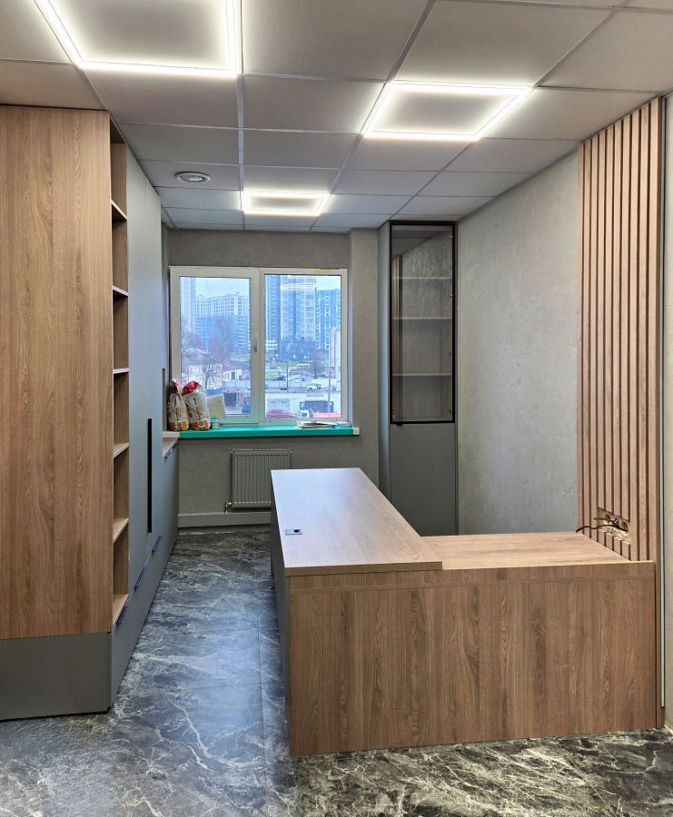 Мебель в офис со шкафами, большим столом и мини-кухней