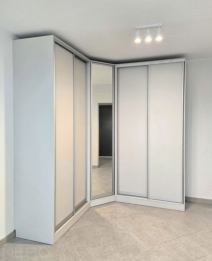 Серый угловой шкаф-купе из ЛДСП с распашной зеркальной дверью в углу