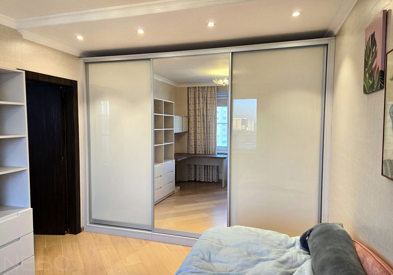 Трехдверный шкаф-купе с бежевым стеклом лакобель и зеркальной дверью по центру в детскую комнату