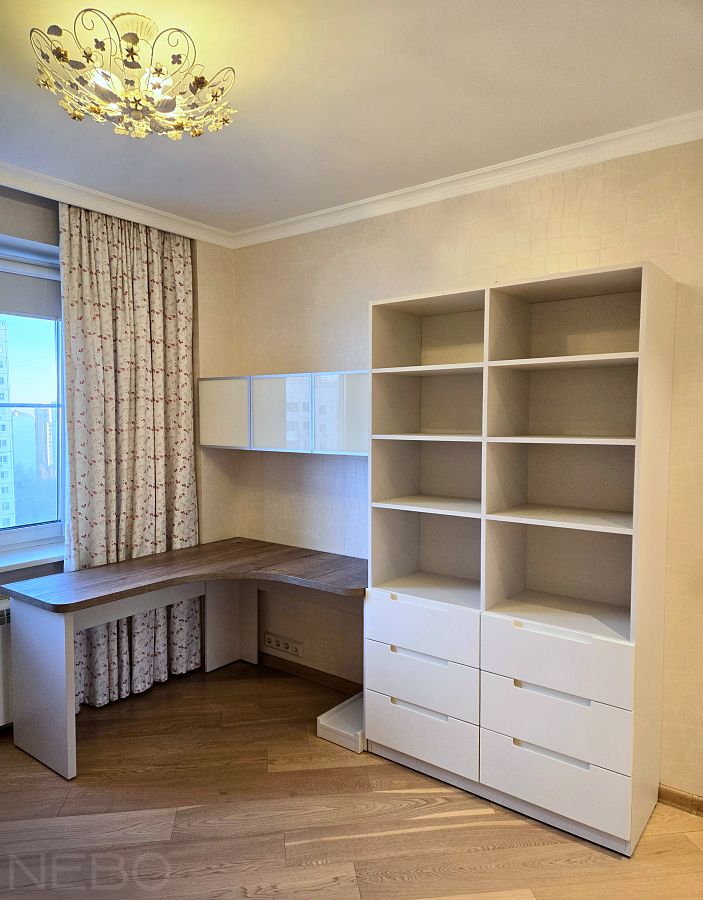 Мебель в детскую комнату девочки-подростка с компьютерным столом и шкафом с полками