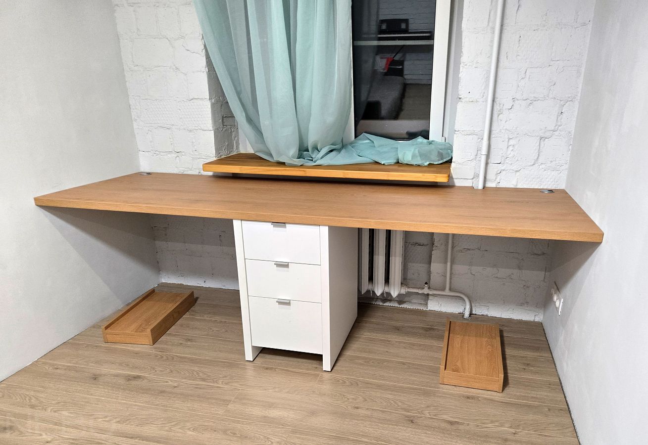 Компьютерный стол на двоих у окна в детской с тумбой посередине